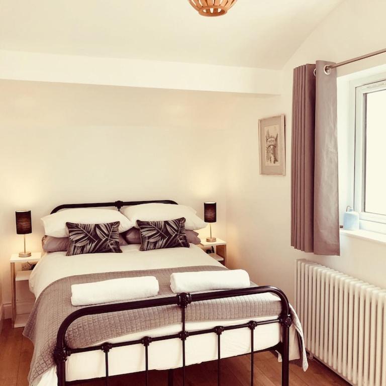 Flat, 3 Bedrooms, Sleeps 6, Close To Shops And *